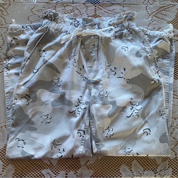 Hollister • Ultra High-Rise Woven Jogger Pants in Grey Camo - Picture 2 of 14